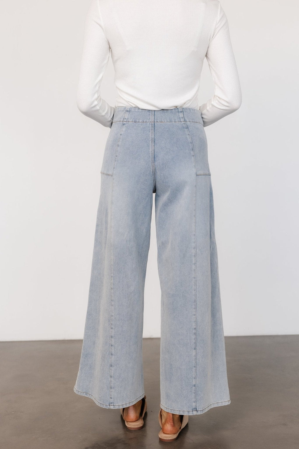 Emmi Mid Rise Wide Leg Jeans | Light Wash